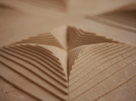 Hazem Shoukry Designs: „Lips“ (Marmor Crema Beige mit gealterter Oberfläche).
