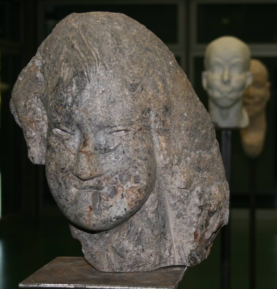 „Nereide“, schist from Brittany, Eyelids: recente shells, 29 cm high, 2006.