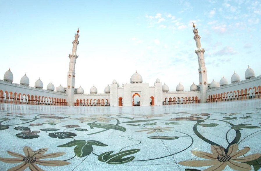 Die Sheikh Zayed Moschee in Abu Dhabi.