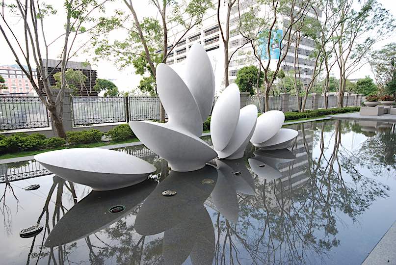 „Dancing leaves“, Carrara marble, private collection, Taipei