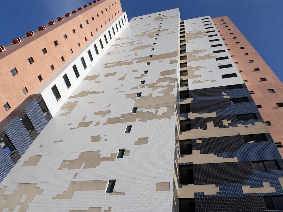 Fortaleza: Building with ceramic tiles falling off. Photo: Google Images