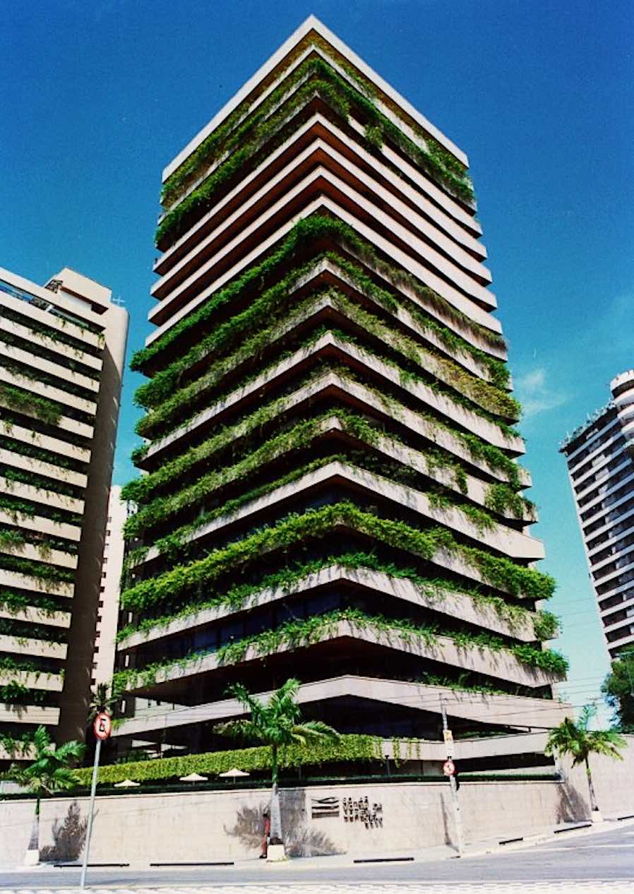 Facade with Branco Ceara Granite. Photo: Carlos Rubens Alencar