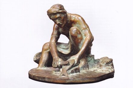 Dia Aziz: „Entschuppen eines Fischs“, Bronze, 1998.