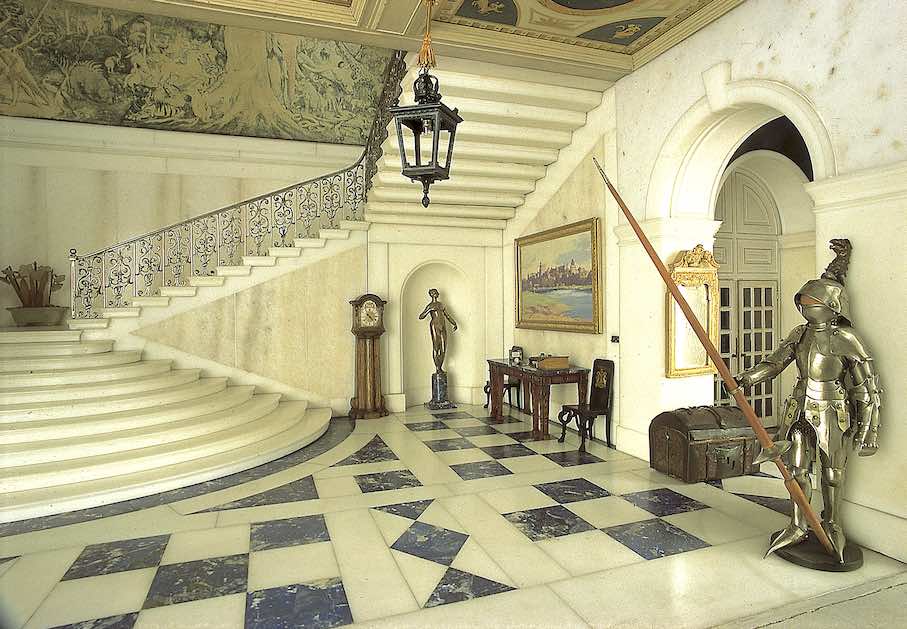 Das Foyer im Puppenhaus. Fotos: The Royal Collection (c) 2011, Her Majesty Queen Elizabeth II