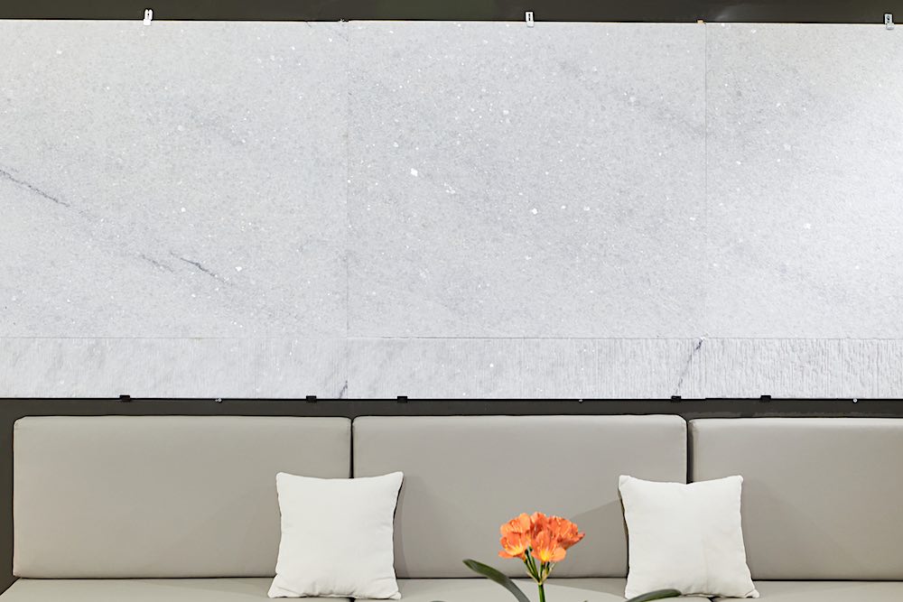 Marble Sparkling White: flamed & grooved.