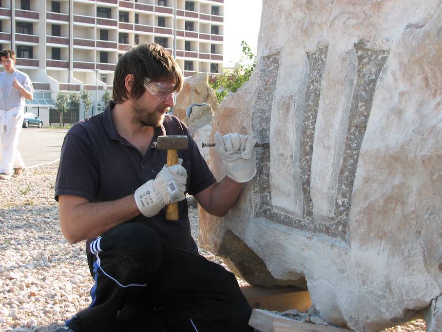 Sculptor working on an Š.