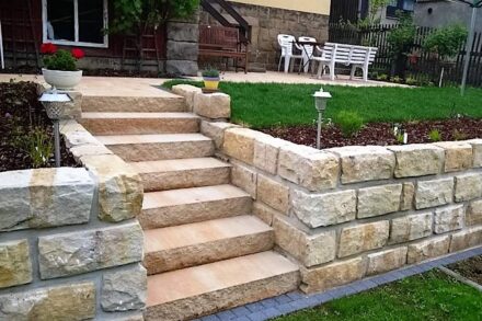 Postaer sandstone: garden architecture.