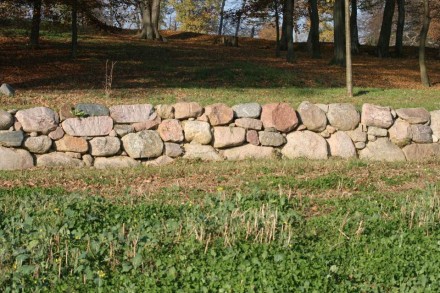 Einschalige Findlingsmauer.