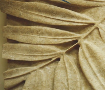 Hazem Shoukry Designs: „Bamboo“ (Marmor Royal Beige in 4 cm Dicke mit gealterter Oberfläche).