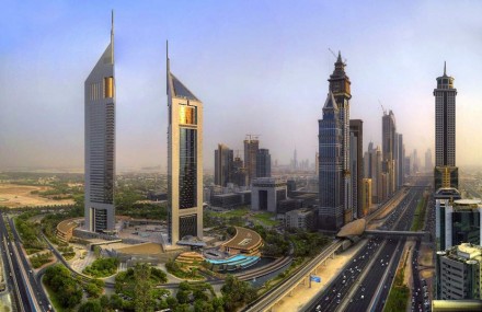 Los dos torres de el complejo Emirates Towers están ubicados en la Sheikh Zayed Road en la ciudad de Dubai. En uno de estos edificios se encuentra la oficina de Grabados en Mármol.