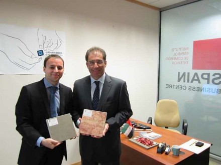 A la izquierda, David de los Ríos, responsable de Grabados en Mármol en los Emiratos Árabes Unidos y a la derecha, Jaime Montalvo, Consejero Económico y Comercial de la Embajada de España.
