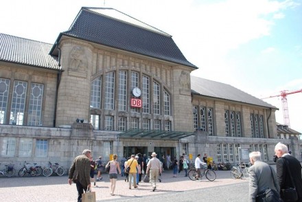 Bei diesem Foto aus dem Jahr 2011 stand der Fotograf just auf den Gleisen der Straßenbahn, wo die Schäden aufgetaucht sind. Quelle: Wikimedia Commons