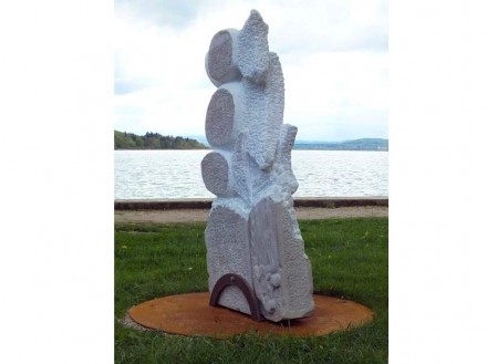 Peter Heesch: "Was drin steckt", Marmor (1,35 m x 0,8 mx 0,32 m).