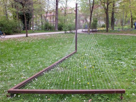 Thomas Lenhart: „Saitensprung" Stahl und Stahldraht, 4,15 m, 2,06 m, 2,16 m.