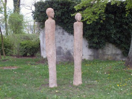 Marianne Schweigler: „Begegnung ER", Beton modelliert (1,96 m x 0,28 m x 0,22 m), „Begegnung SIE", Beton modelliert (1,87 m x 0,26 m x 0,23 m).