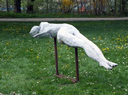 Hansjürgen Vogel: „Butoh-Tänzer Atsushi Takenouchi", Eiche (3 m x 0,5 m x 1 m).