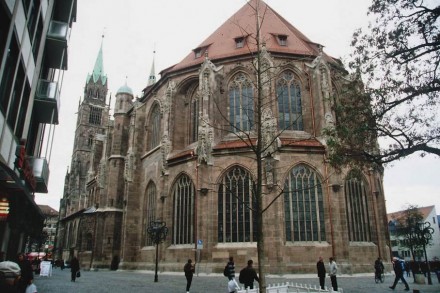 Chorhaupt und Chorlanghaus (Südseite) von der Nürnberger St. Lorenz-Kirche nach der Restaurierung und Konservierung: 2. Preis für Christoph Mai (Monolith Bamberg).