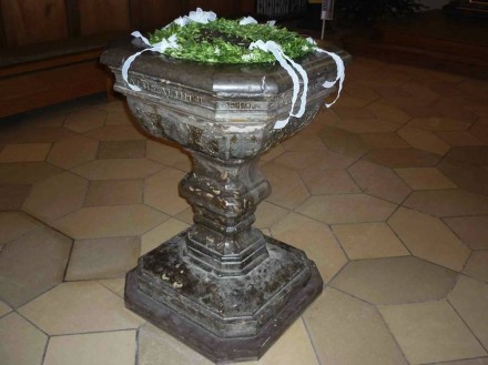 Taufstein aus Altdorfer Marmor in der Kirche des Ortes. Auf der Seite des Geochaches gibt es detaillierte Informationen dazu.