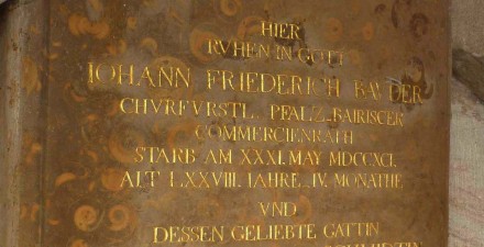 Grabplatte für Johann Friederich Bauder aus „seinem“ Stein, der auch „Bauderscher Marmor“ genannt wurde.