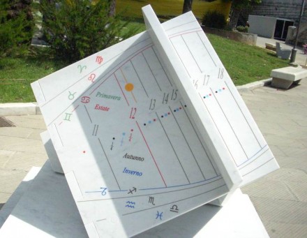 Carrara Marble Week 2012: „L’Ora del Marmo” (orologio solare e quadranti intersecati). Laboratorio Devoti 3D snc.