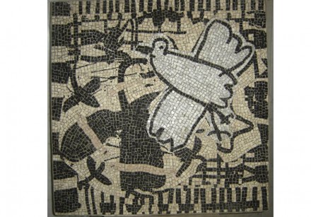 Jean Gaudaire-Thor: lo scialbo (colomba), 2005, marmi, cm 85 x 85.