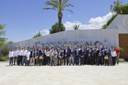 Representantes de compañías del sector de herramientas para el tratamiento y elaboración de superficies visitando Cosentino.