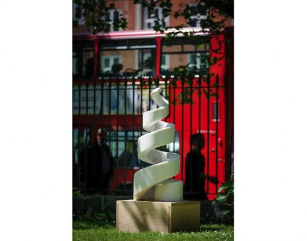 Aly Brown: „Single Helix IV”, Vietnam marble.