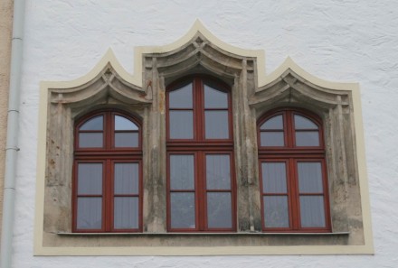 Zunehmend wächst das Bewusstsein der Menschen für den Erhalt historischer Kulturgüter, so die Studie. Hier ein dekoratives Fenster am Untermarkt in Freiberg, Sachsen.