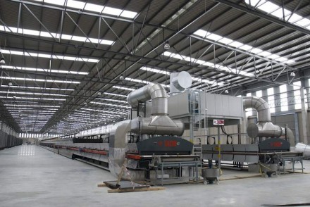 Engineered Stone wird in großen Anlagen unter Einsatz von Hitze und Druck hergestellt. Hier die neue Produktionsstätte der Cosentino Group für das Material Dekton in der Provinz Almeira in Spanien. Foto: Cosentino