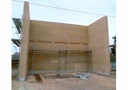 Ampliação do hospital em Duché d’Uzès: Um prédio desses também é construído com muita rapidez. Os blocos de rocha têm dimensões de 2,10 m x 0,90 m e uma única grua dá conta de posicioná-los no local.