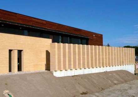 Ampliação do hospital em Duché d’Uzès: As janelas estreitas, em conjunto com as colunas perpendiculares antes da fachada, projetam estantes no interior.