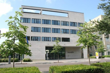 Vertretung von Rheinland-Pfalz in Berlin. Fassade mit Mainsandstein weiß-grau des Bamberger Natursteinwerks. Fotos: Peter Becker