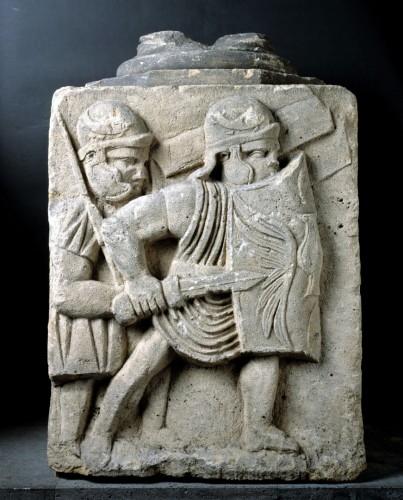 Kämpfende Legionäre, Mainz, Kästrich (ehemals in der römischen Stadtmauer verbaut), 2. Hälfte des 1. Jahrhunderts n. Chr., Jurakalkstein aus Lothringen. Zu den bekanntesten Römerfunden des Landesmuseums Mainz gehört diese Säulenbasis mit der Darstellung kämpfender Legionäre. Foto: GDKE / Ursula Rudischer