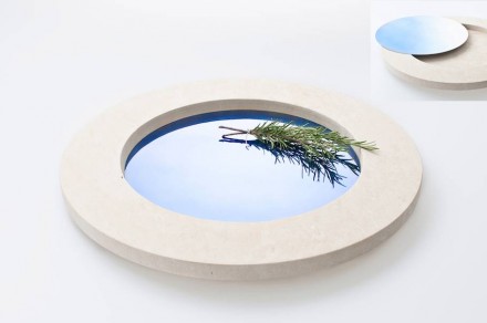 Para a „Fundu“ Diego Vencato deixou-se inspirar pela paisagem da Apúlia: o azul do céu e do mar e a claridade do calcário de Lecce são seus elementos marcantes. A bandeja com placa metálica azulada exemplifica essa impressão.