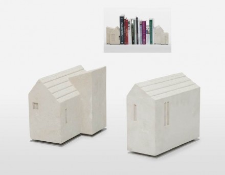 As „Due Cassette“ (Duas Casinhas) de Luca Scacchetti são suportes de livros.