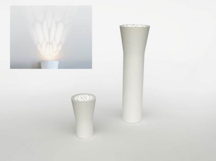 „Galatina“ é uma mesa ou também uma luminária de Ludovica+Roberto Palomba. Em cima ela tem uma tela metálica e sua padronagem lembra janelas de catedrais góticas.