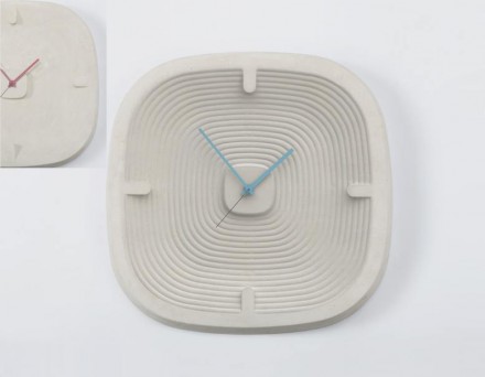 „1480“, dos mesmos designers, lembra a Batalha de Otranto. Linhas circulares sobre mostrador de horas simbolizam o passar do tempo.