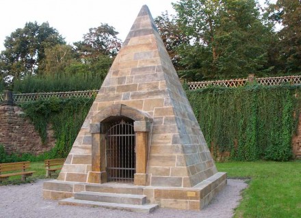 Studnitz-Grabpyramide aus Seeberger Sandstein in Gotha unweit der Gymnasiums Ernestinum. Foto: Wikimedia Commons