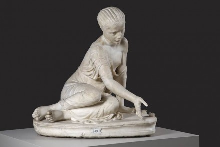 Unbekannter Künstler der Antike: Knöchelspielerin, 160-200 n. Chr. Antikensammlung Berlin / Foto: © SMB PK