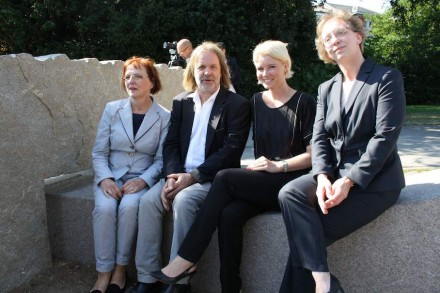 Nach der Enthüllung des Kunstwerks: (v.l.n.r.) Lübecks Stadtpräsidentin Gabriele Schopenhauer, Bildhauer Jörg Plickat, Kopenhagens Kulturbürgermeisterin Pia Allerslev und IHK-Präses Friederike C. Kühn. Foto: IHK Lübeck / Grün