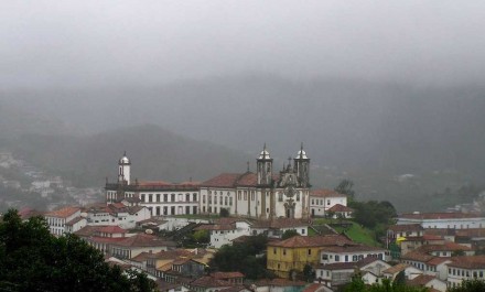 Ouro Preto, a Igreja do Carmo (centro) e o Museu da Inconfidência (esq.). Foto: Morio / Wikimedia Commons