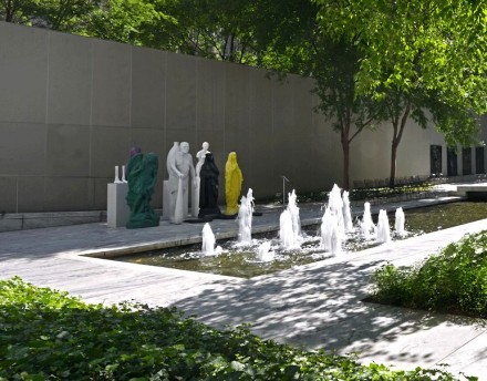 Katharina Fritsch’s Figurengruppe/Group of Figures in the Sculpture Garden, 2013. Photo: Martin Seck