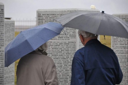 Angehörige vor Stelen mit den Namen der Gefallenen auf der deutschen Kiregsgräberstätte in Kursk. Fotos: Uwe Zucchi / Volksbund Deutsche Kriegsgräberfürsorge e. V.