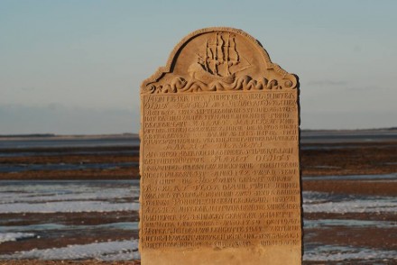 Grabstein in Steenodde auf Amrum. Dort landeten ehemals die Schiffe mit den Wesersandsteinen an.