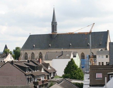 Ohne Turm, aber mit einer mächtigen Halle hebt sich die Christuskirche aus den Häusern von Andernach heraus. Foto: Peter Becker