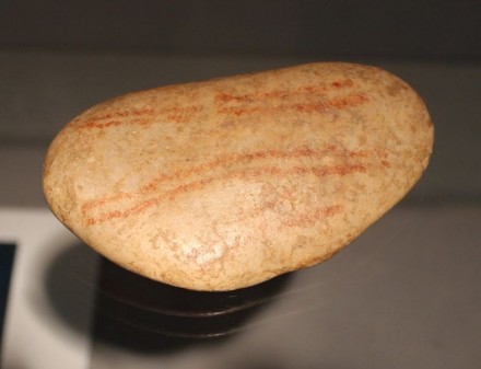 Kleiner Kiesel mit Tupfenreihen. Fotos: Urgeschichtliches Museum Blaubeuren 2013