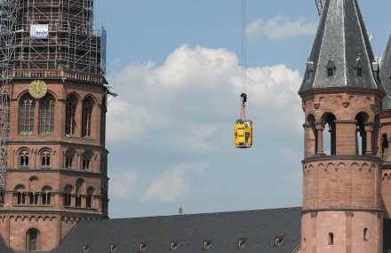In 2 Teilen und in einer speziellen Hubkiste wurde die neue Turmspitze auf den Westturm des Mainzer Doms gehoben.
