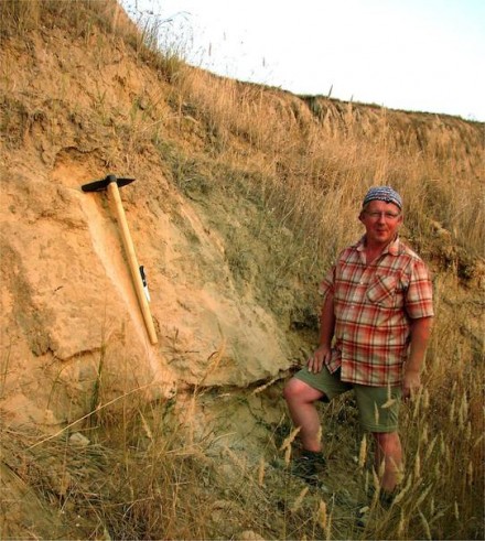 Dr. Ulrich Hambach, Geomorphologe an der Universität Bayreuth, vor der einen Meter dicken Schicht aus vulkanischer Asche im Steinbruch von Urluia in der Dobrudscha, einem Landstrich im Südosten Rumäniens. Foto: Dr. Ulrich Hambach