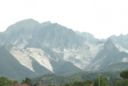 The „White Mountains” behind Carrara.