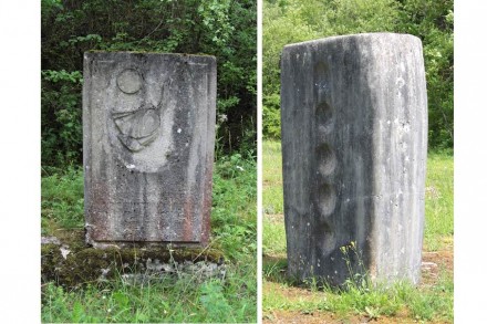 Links: Stele auf dem Waldweg zum ehemaligen Kaisersteinbruch. Rechts: Skulptur „Anrufungen“ von Karl Prantl.